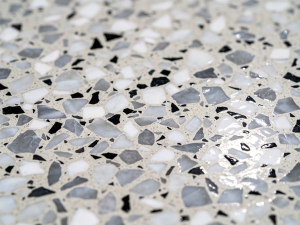 Close-up of the Alpine Grey flake blend: Light grey, white, black.