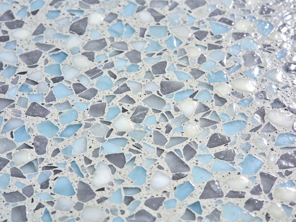 Close-up of the Carolina Mist flake blend: Soft grey, sky, pearl.