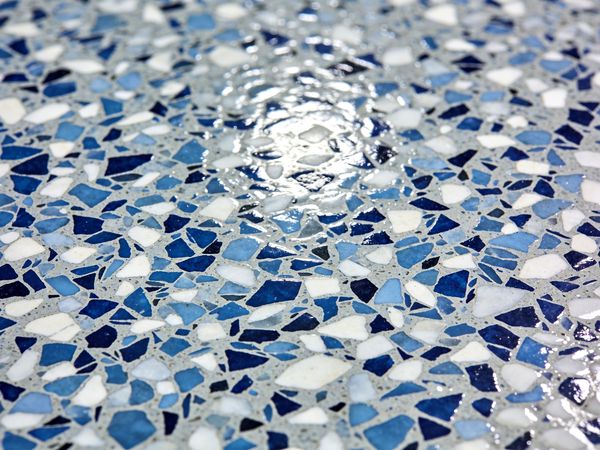 Close-up of the Slate Blue flake blend: Steel, white, navy.